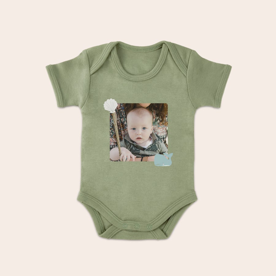 Baby bodysuit Grønn babyromper med personlig tilpassede bilder av en baby og et skall, samt en blåhval.