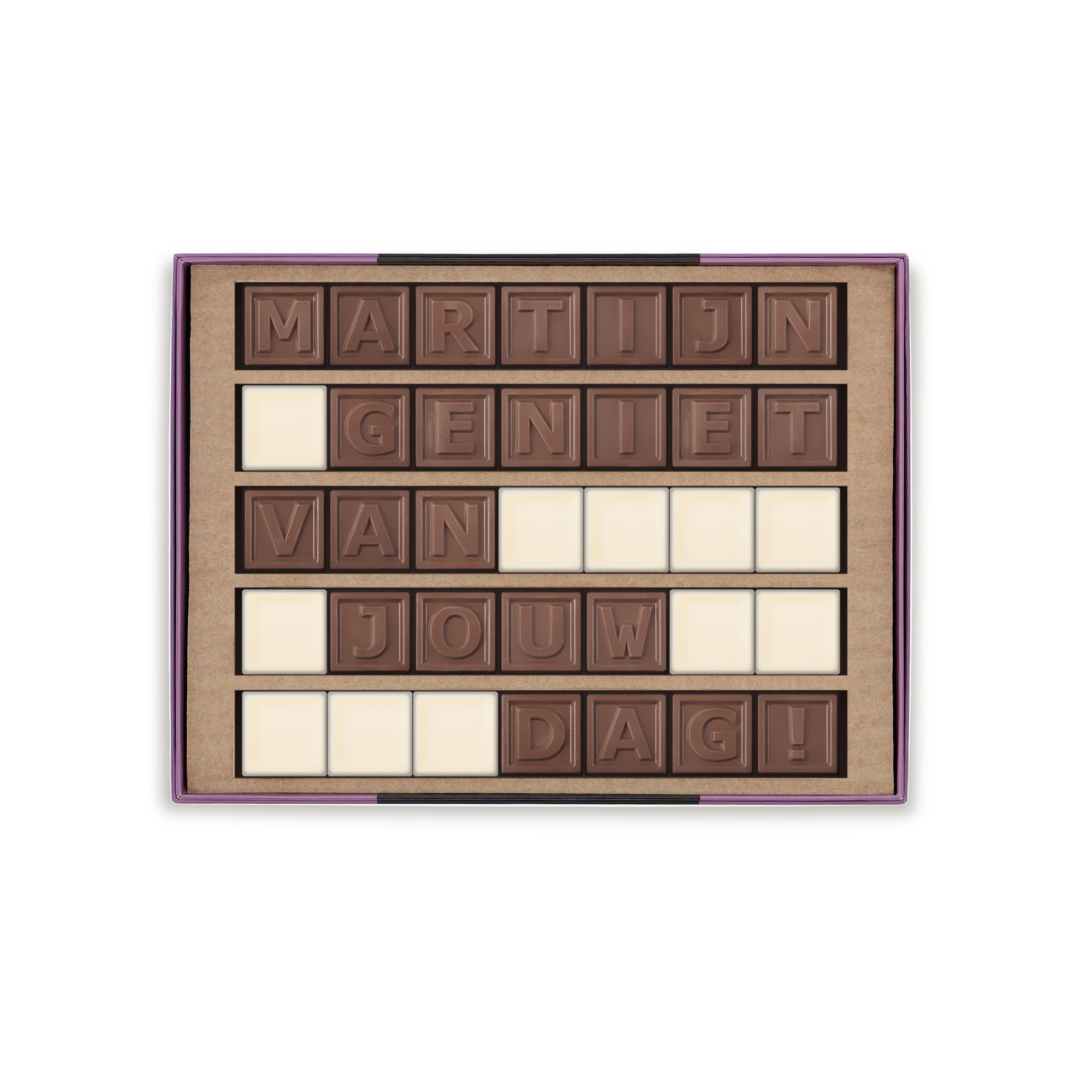 Persoonlijk chocotelegram met melk- en witte chocolade blokjes die de tekst Martijn Geniet Van Jouw Dag! vormen