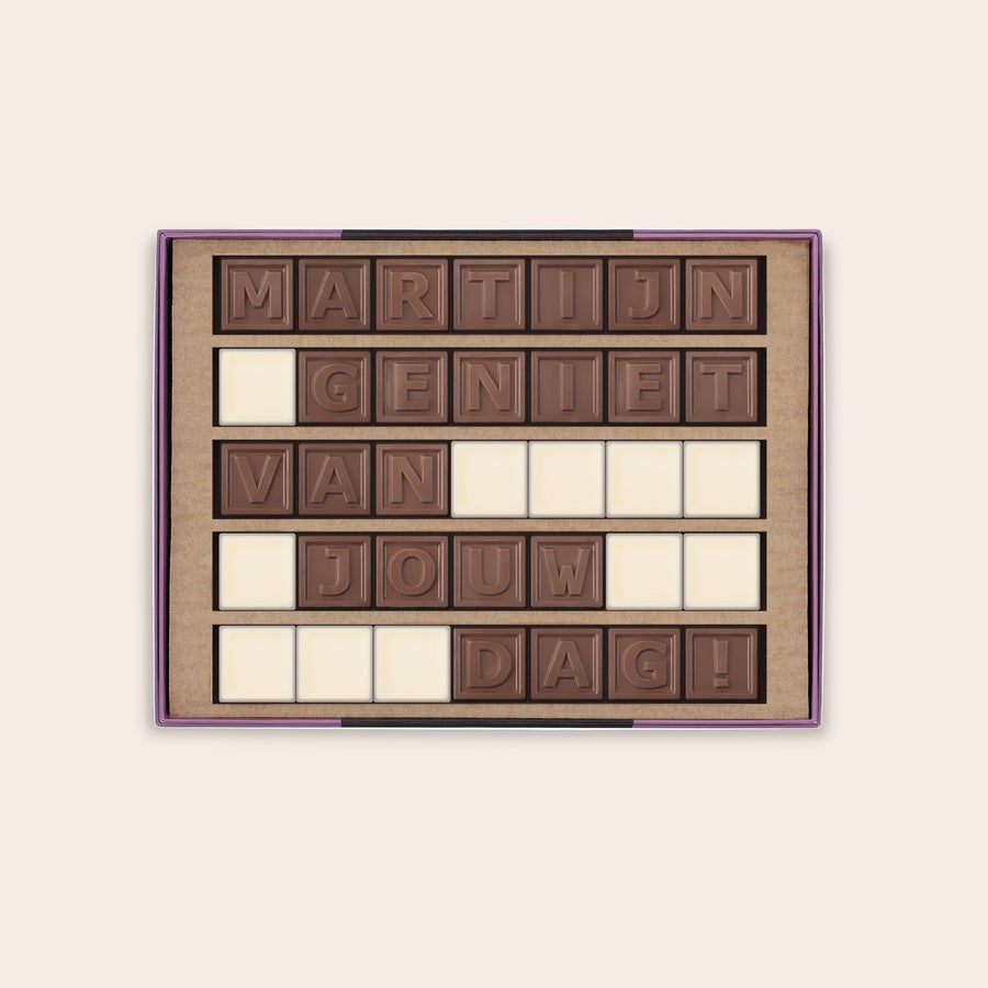 Chocotelegram Persoonlijk chocotelegram met melk- en witte chocolade blokjes die de tekst Martijn Geniet Van Jouw Dag! vormen