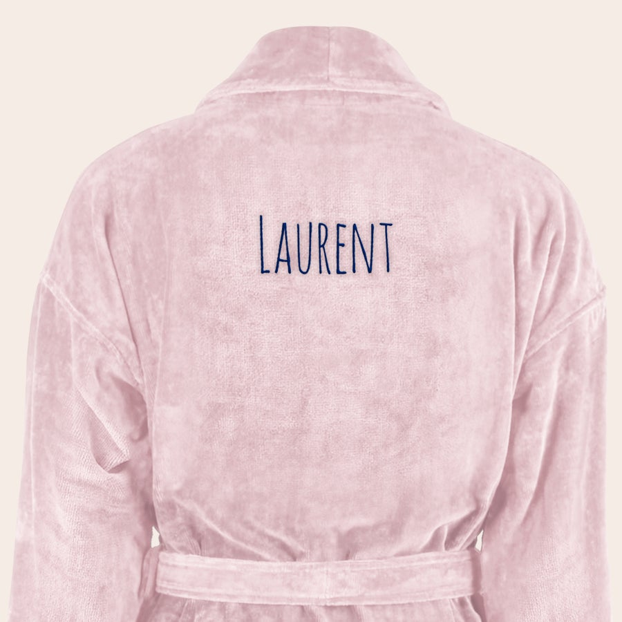 Peignoir Homme Personnalisé Peignoir rose doux avec le prénom LAURENT brodé sur le dos, un cadeau personnalisé unique.