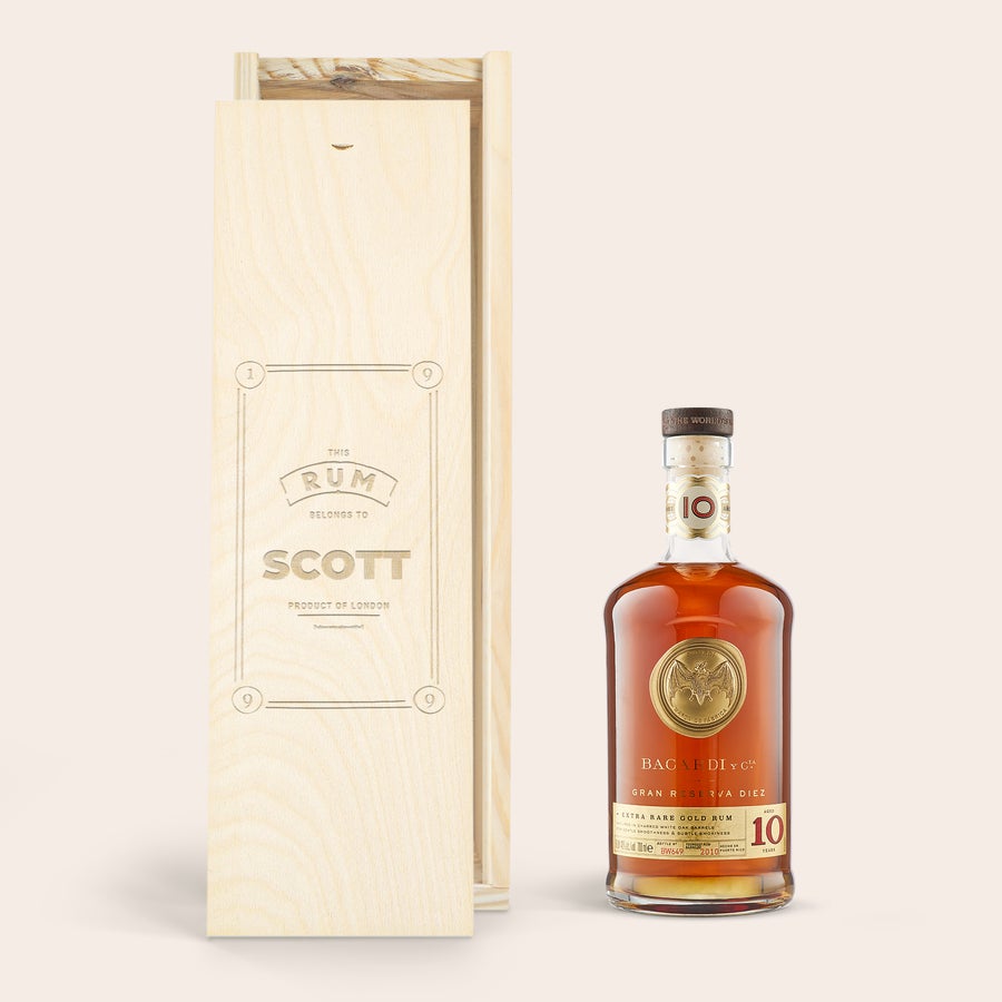 Rum Bacardi Gran Reserva Diez em caixa gravada   Garrafa de rum Bacardi Gran Reserva Diez e caixa de presente de madeira gravada com o nome Scott.