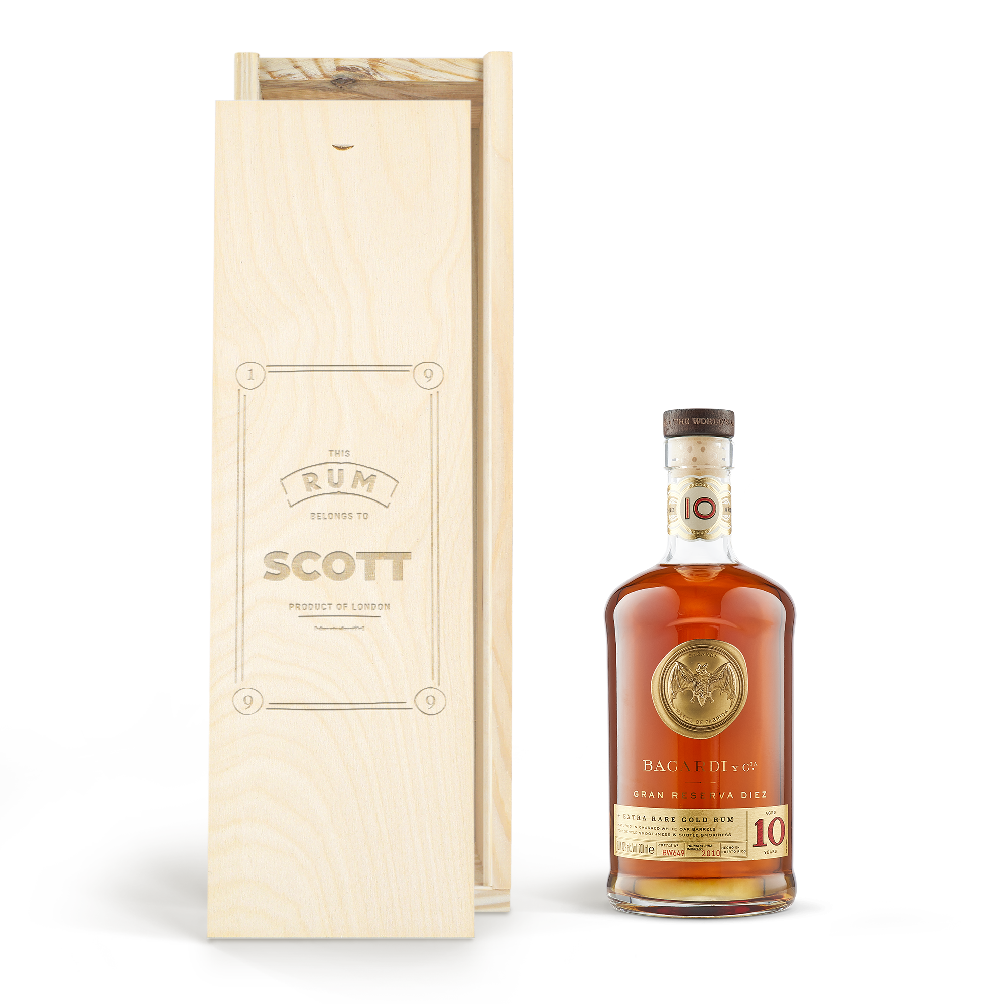 Bacardi Reserva Diez rum vésett fadobozban, a dobozon lézergravírozott SCOTT névvel