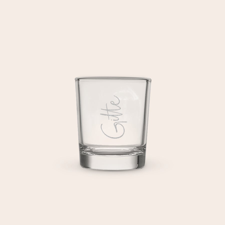 YourSurprise Vodka i graveret trækasse Turkis shotglas indgraveret med teksten "Gift". Dette luksuriøse vodka-gavesæt med glas er den perfekte gave.