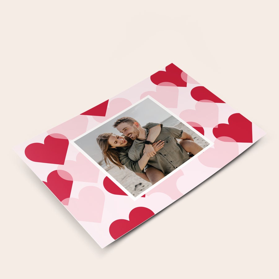 Fotokaart maken Persoonlijke fotokaart met een vrolijk stel, geprint met rode en roze hartjes.