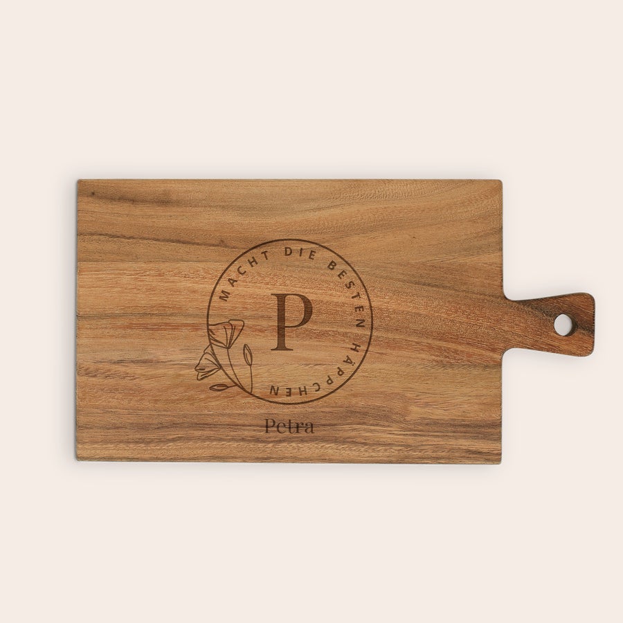 Schneidebrett mit Gravur Personalisiertes Servierbrett aus Holz, graviert mit dem Namen Petra und Monogramm P, um Lieblingssnacks stilvoll zu servieren.