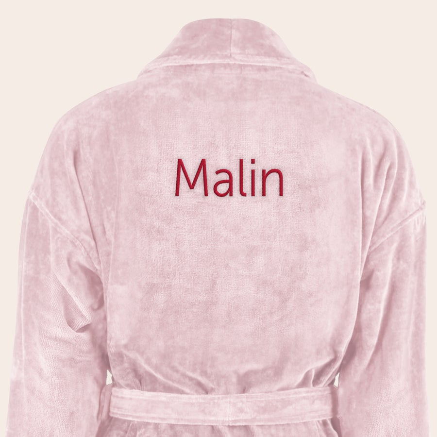 Dame Badekåbe med navn Lyserød luksus morgenkåbe til damer med broderet navn Malin i rød tråd på ryggen, med bindebånd i taljen
