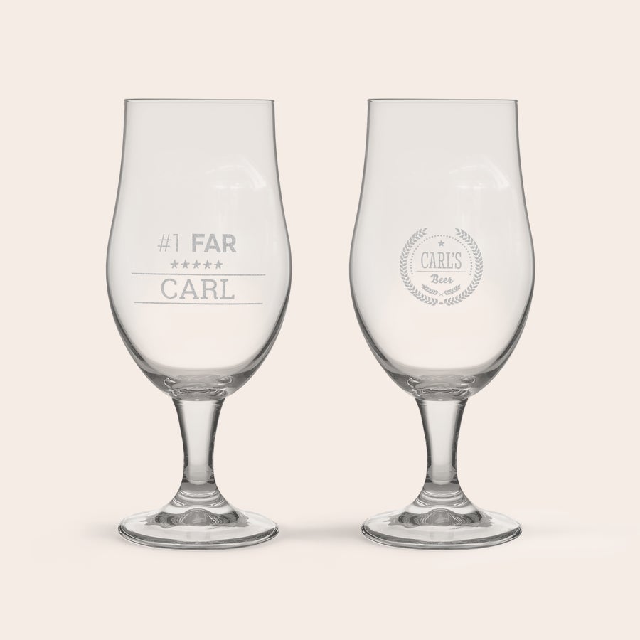 Ølglas Sjovt ølglas på fod indgraveret med teksten "1 FAR" og "CARL", og et ølglas indgraveret med "CARL'S Beer" omkranset af en laurbærkrans.