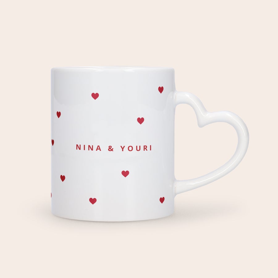 Fotomugg - Hjärta Personlig vit mugg med hjärtformat öra och namnen Nina & Youri tryckt med röda hjärtan