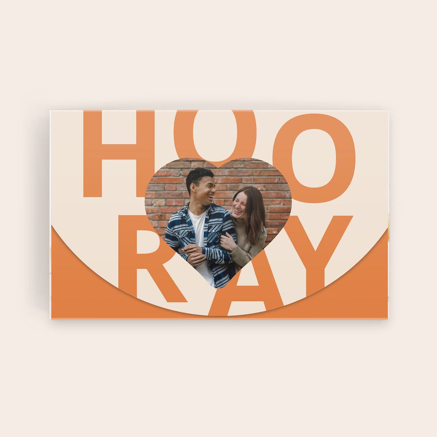 Lindt Praliner Du Confiseur Personlig sjokoladeeske med et bilde av et smilende par, trykt med teksten "HOORAY".