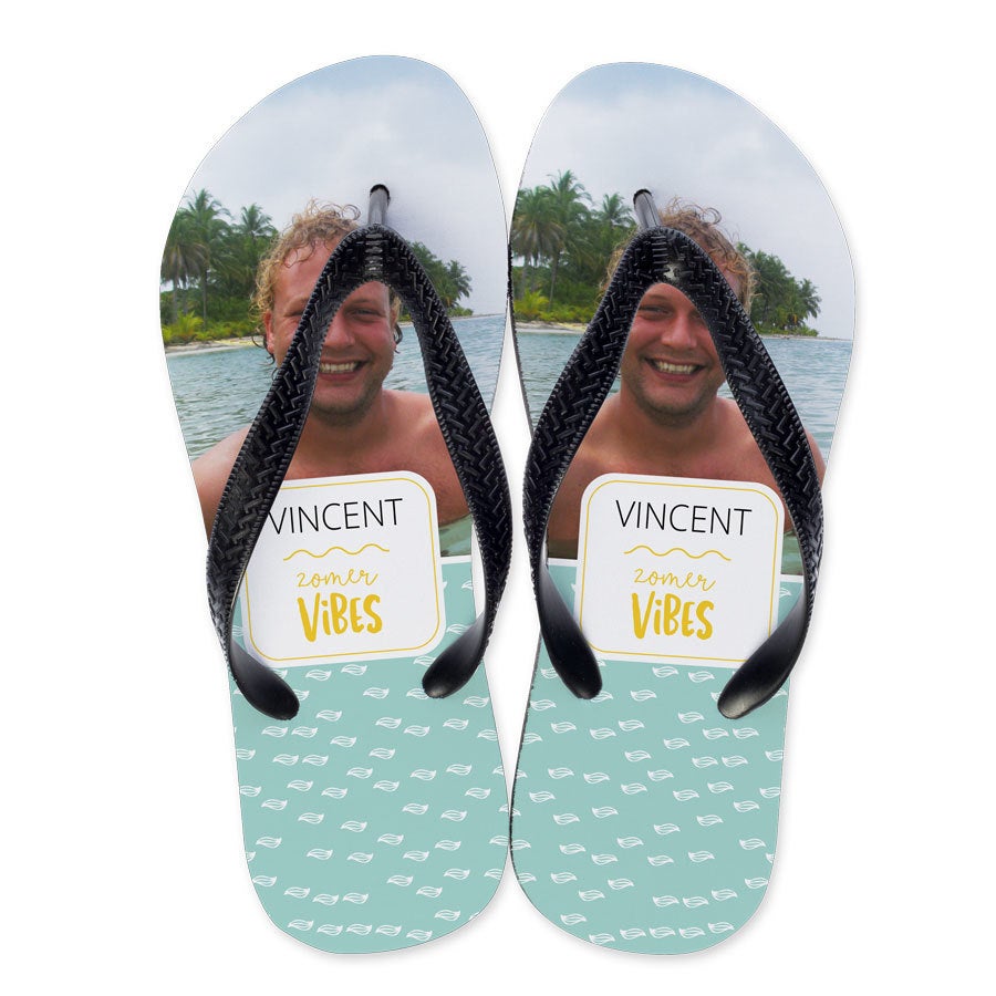 Individuelle Zehensandalen mit aufgedrucktem Foto von Vincent im Meer und Text "Zomer Vibes" als Sommerhit Geschenk.