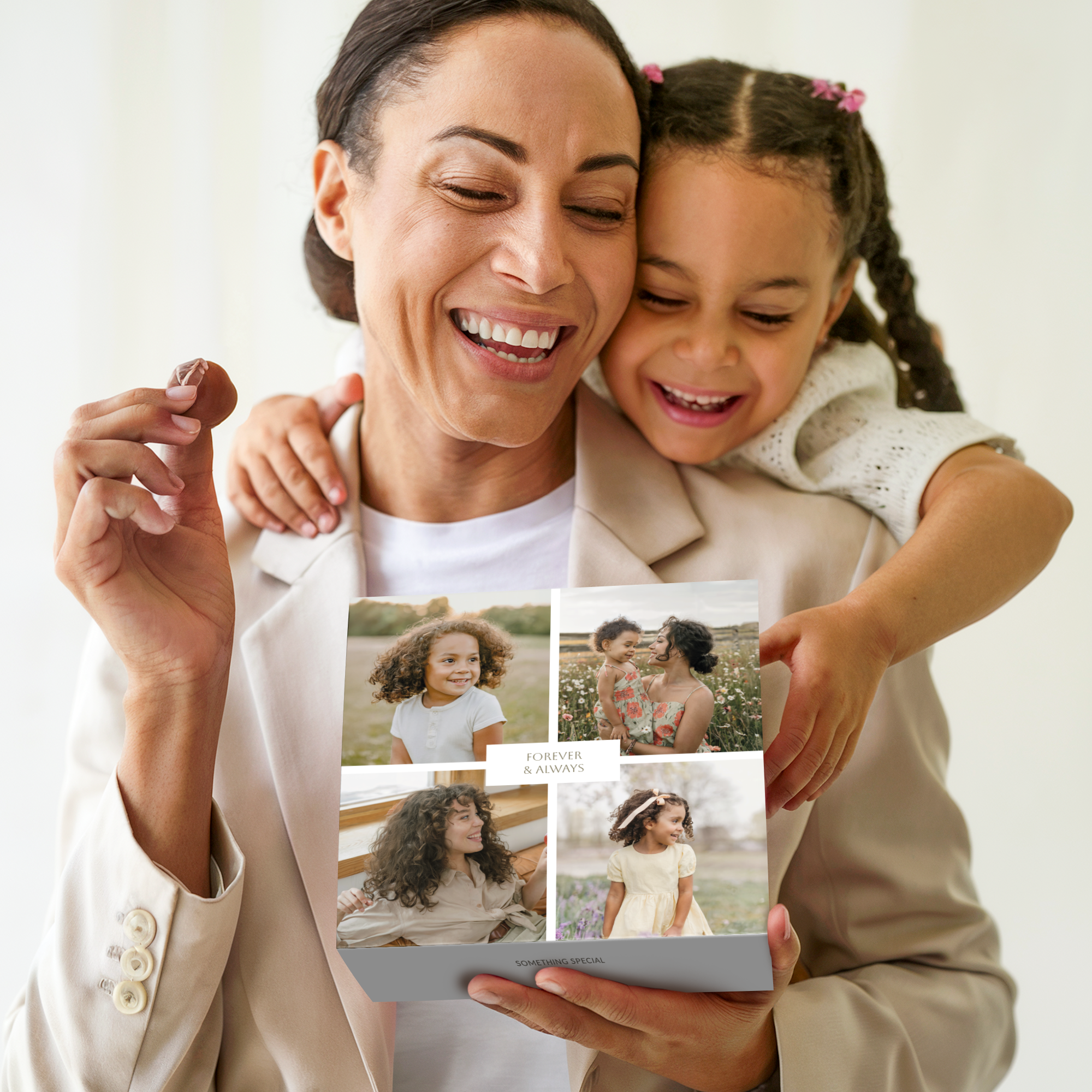 Caixa de chocolates de luxo personalizada com fotos de família impressas e texto "Forever & Always". Crie doces memórias com chocolates de luxo personalizados