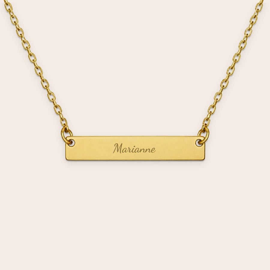 Halskjede med flat stang og navn Personlig halskjede med navn - Gull med gravert navnet Marianne på et gullfarget rektangulært anheng.