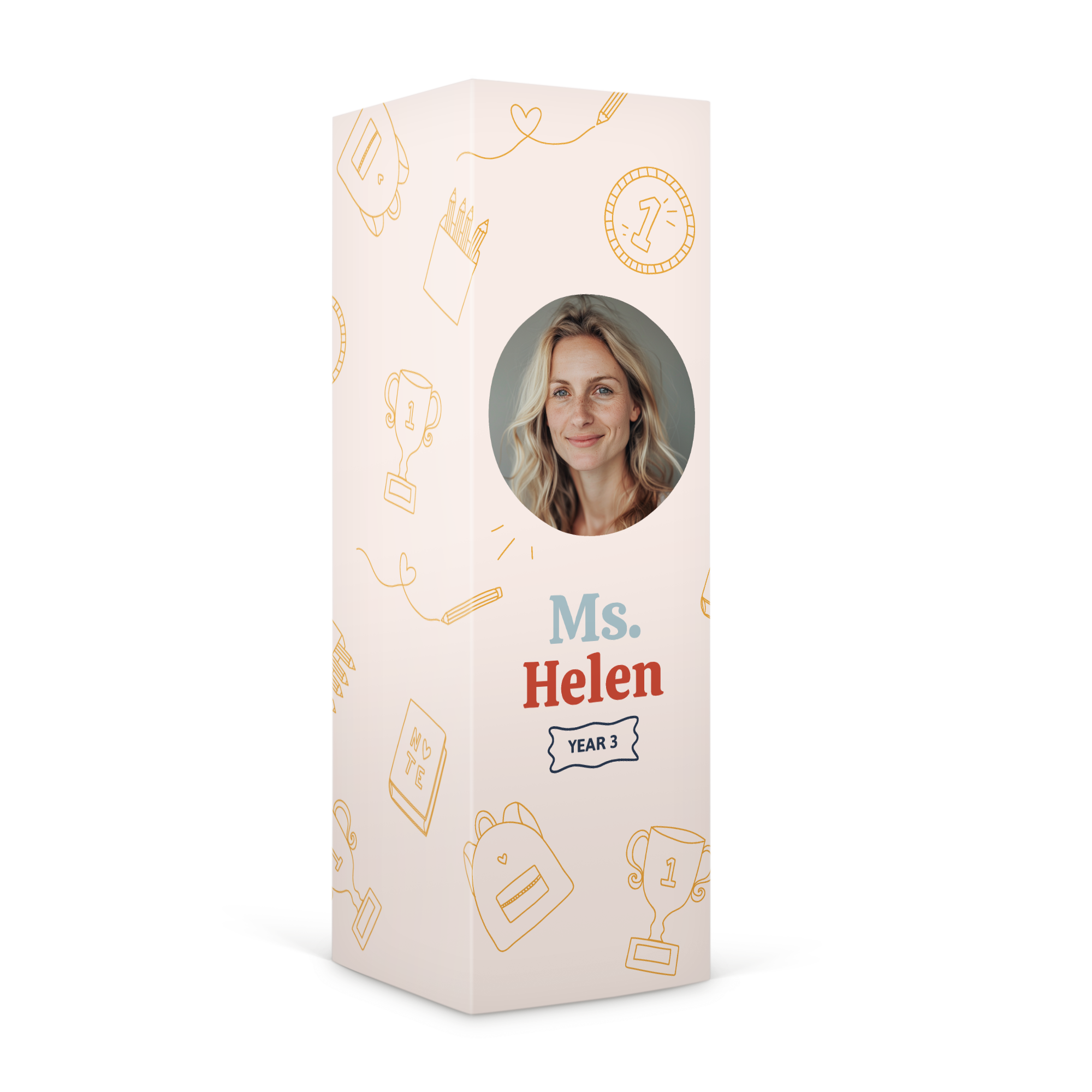 Personalizovaná darčeková krabička Haribo so ženskou fotografiou, menom Ms. Helen a textom Year 3, potlačená zlatými motívmi.