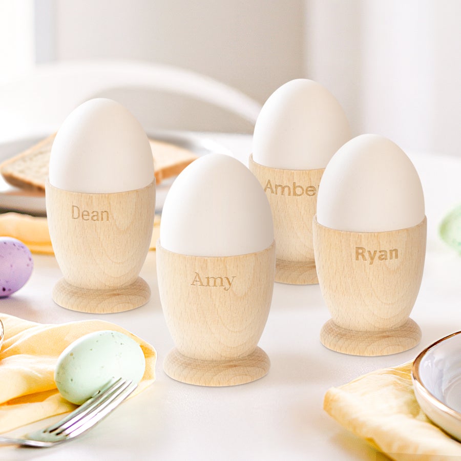 Copo para ovos personalizado Quatro copos de ovos personalizados de faia clara, cada um com um nome gravado, para tornar o café da manhã memorável