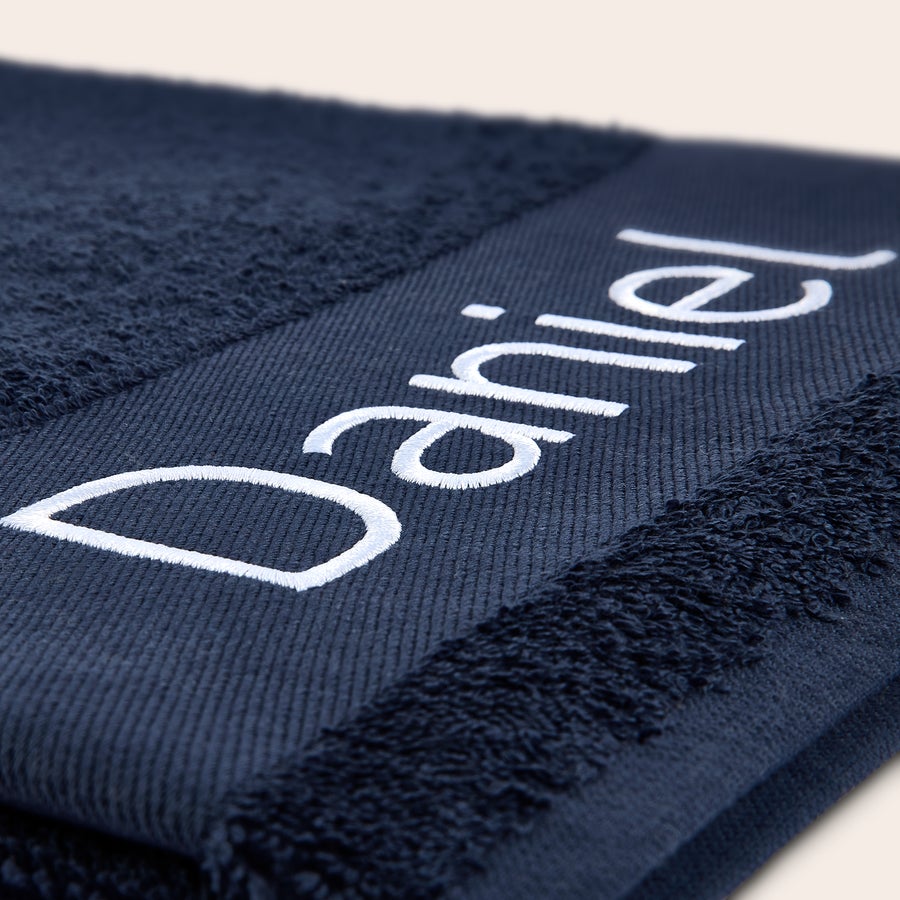 Handdoek met naam Donkerblauwe handdoek met naam Daniel wit geborduurd