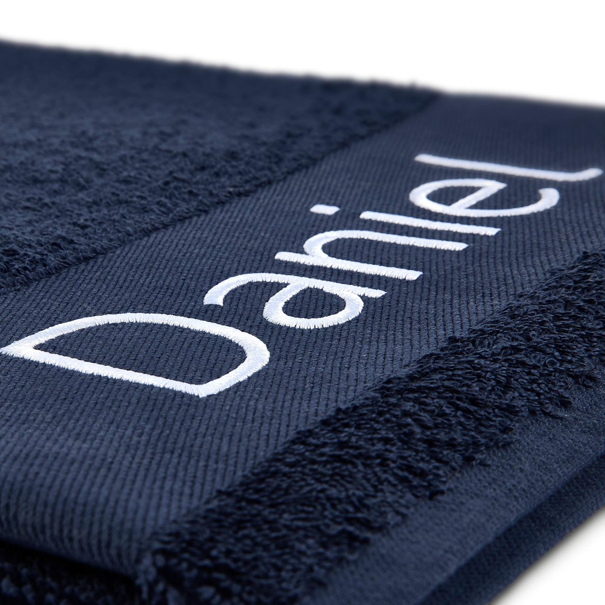 Serviette de bain personnalisée bleu marine avec le prénom Daniel brodé en blanc