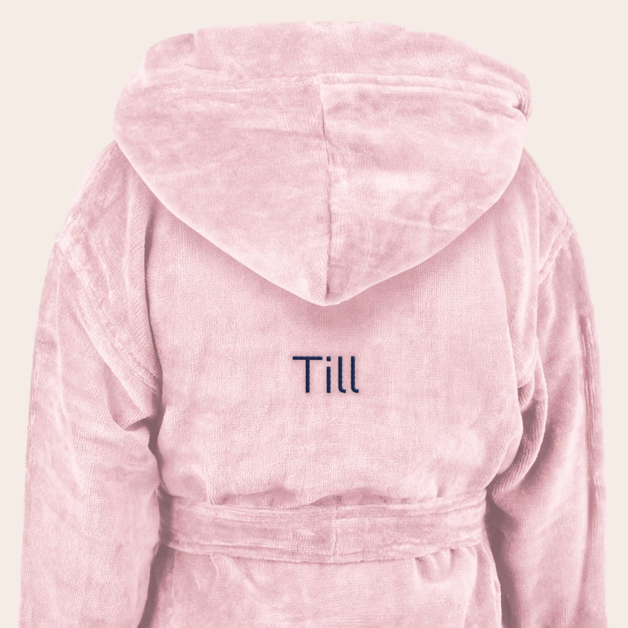 Bademantel Kind mit Namen Rückansicht eines rosa Kinderbademantels, bestickt mit dem Namen Till, Überrasche deinen Mini mit einem superweichen Kinderbademantel mit Namen