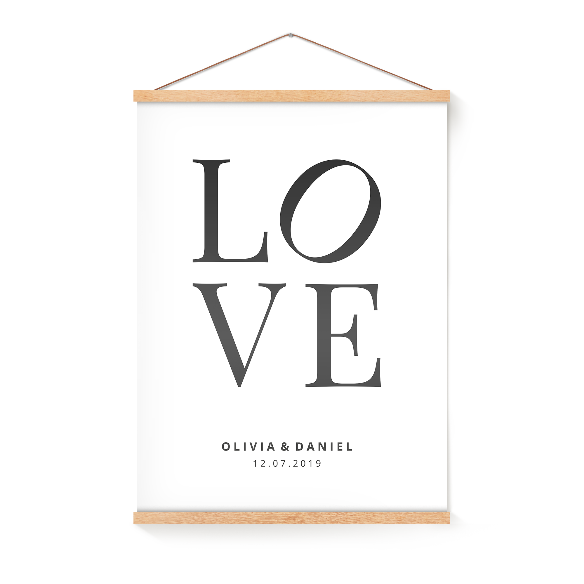 Bílý plakát s magnetickým držákem na plakáty, potištěný černým nápisem LOVE a jmény Olivia & Daniel s datem 12.07.2019