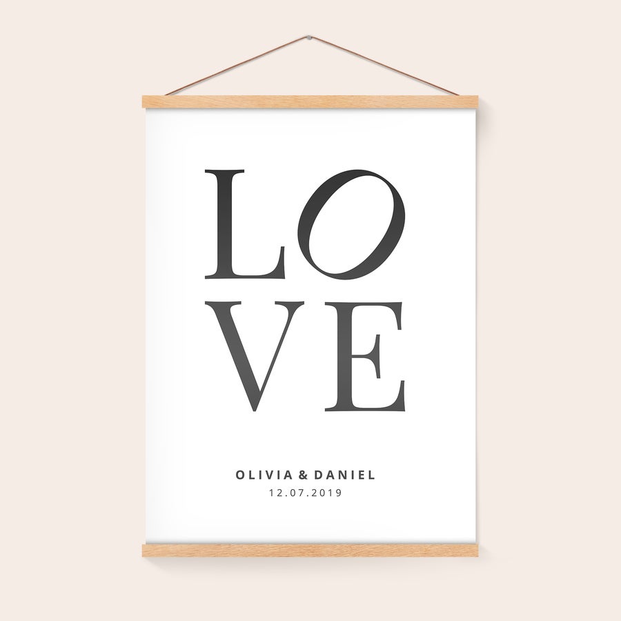 Póster personalizado con colgador Póster con colgador magnético, personalizado con la palabra LOVE, nombres Olivia & Daniel y fecha 12.07.2019.