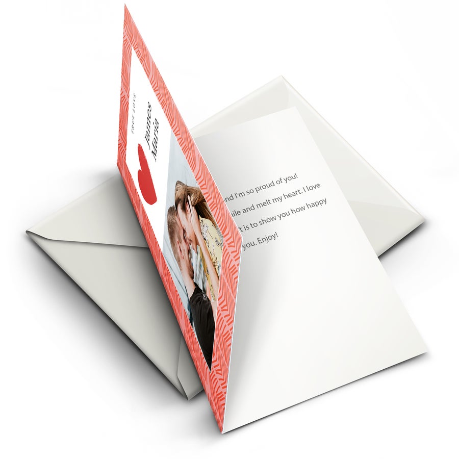 Alla hjärtnas dag-kort Ett personligt alla hjärtans dag-kort med foto på ett kärlekspar, texten James Maria och en röd hjärtform, tryckt med ett romantiskt meddelande inuti.