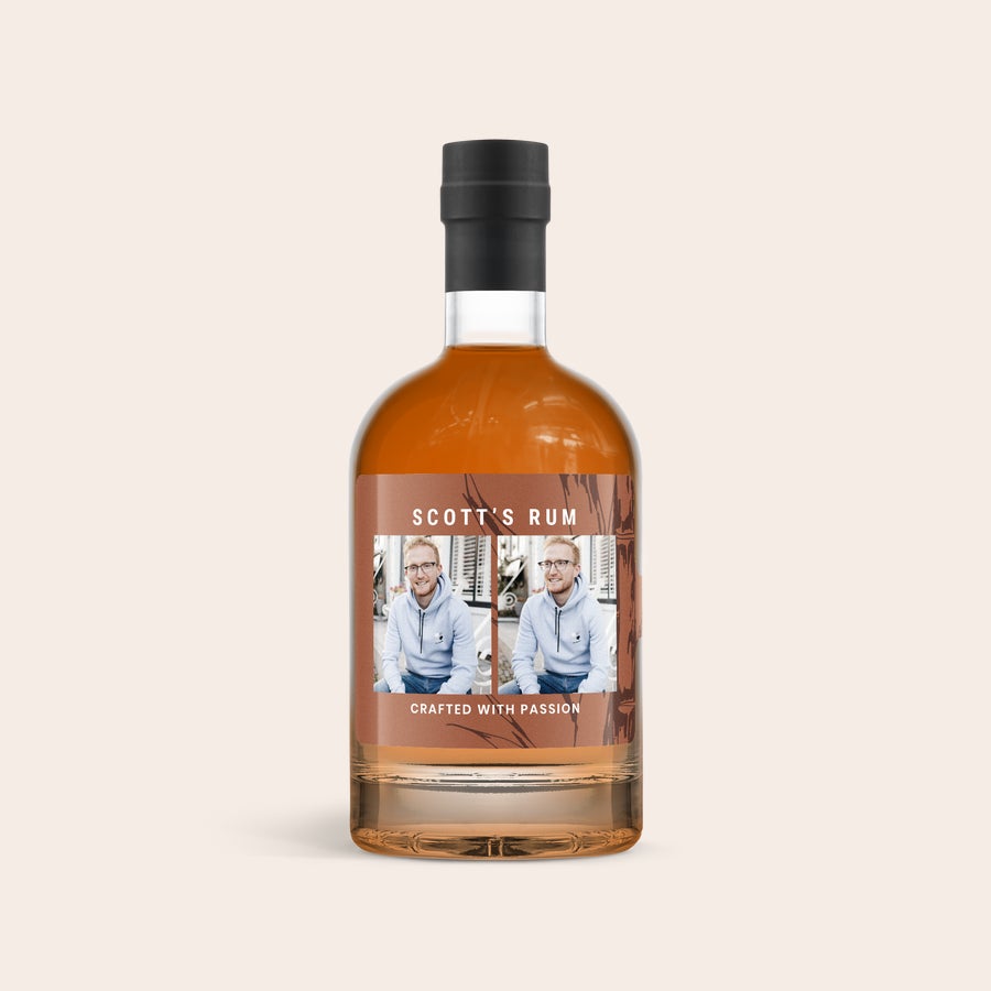 Személyre szabott sötét rum Személyre szabott sötét rum üveg SCOTT'S RUM felirattal, fényképes és szöveges címkével