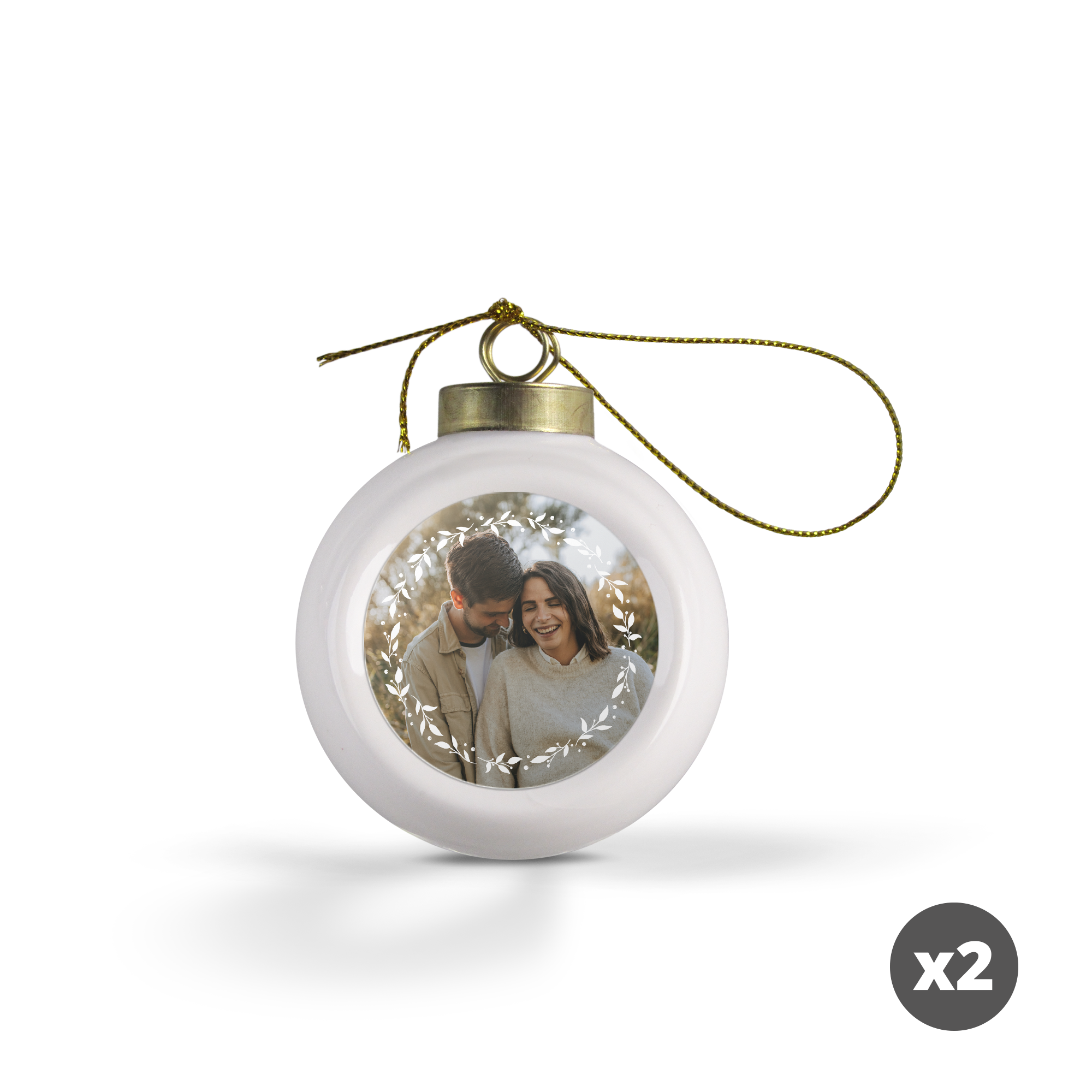 Dos adornos navideños con una foto personalizada de una pareja y un borde de ramas blancas.