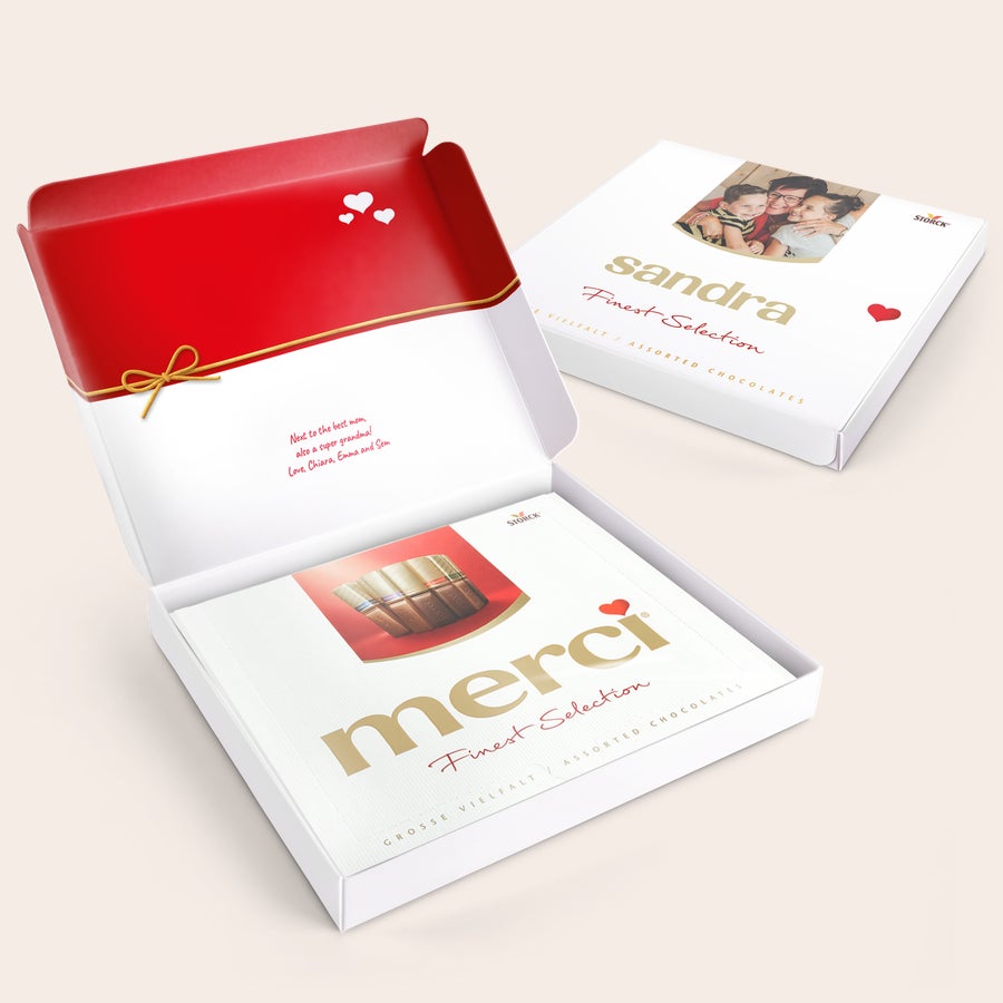 Czekolada Merci z personalizowaną kartką - 250 gramów Pudełko czekoladek Merci z personalizowaną kartką ze zdjęciem rodzinny, imieniem Sandra i tekstem: Next to the best mom, also a super grandma! Love, Chiara, Emma and Sem.