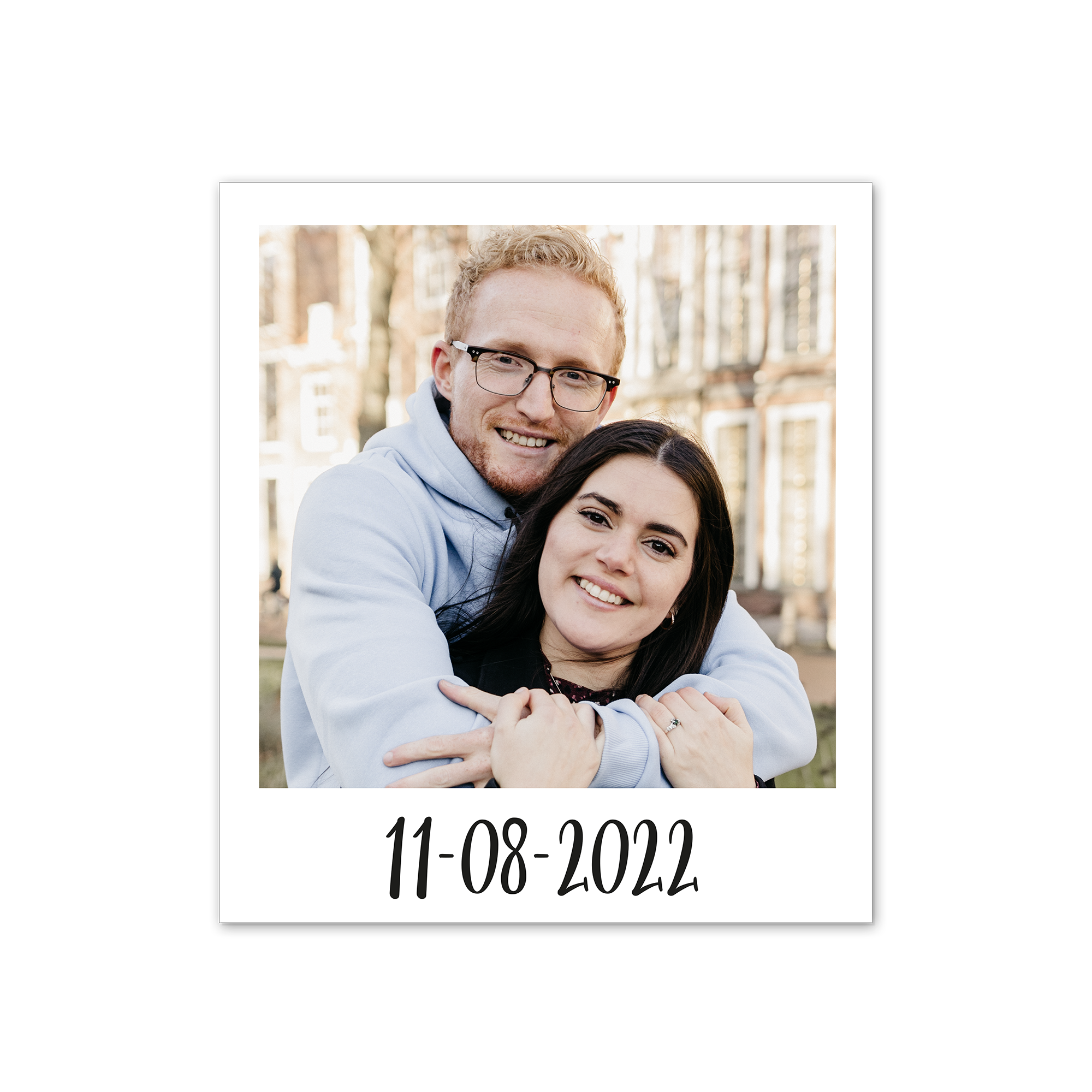 Foto retrô personalizada com casal sorrindo e data impressa: 11-08-2022. Tenha suas melhores lembranças impressas em estilo Retrô.