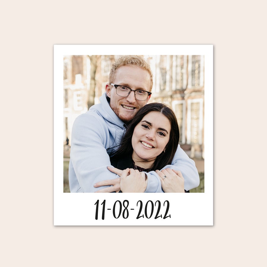 Printare Fotografii Fotografie printată în stil retro cu un cuplu zâmbitor și data 11-08-2022 personalizată, aveti cele mai frumoase amintiri tiparite in stil retro.