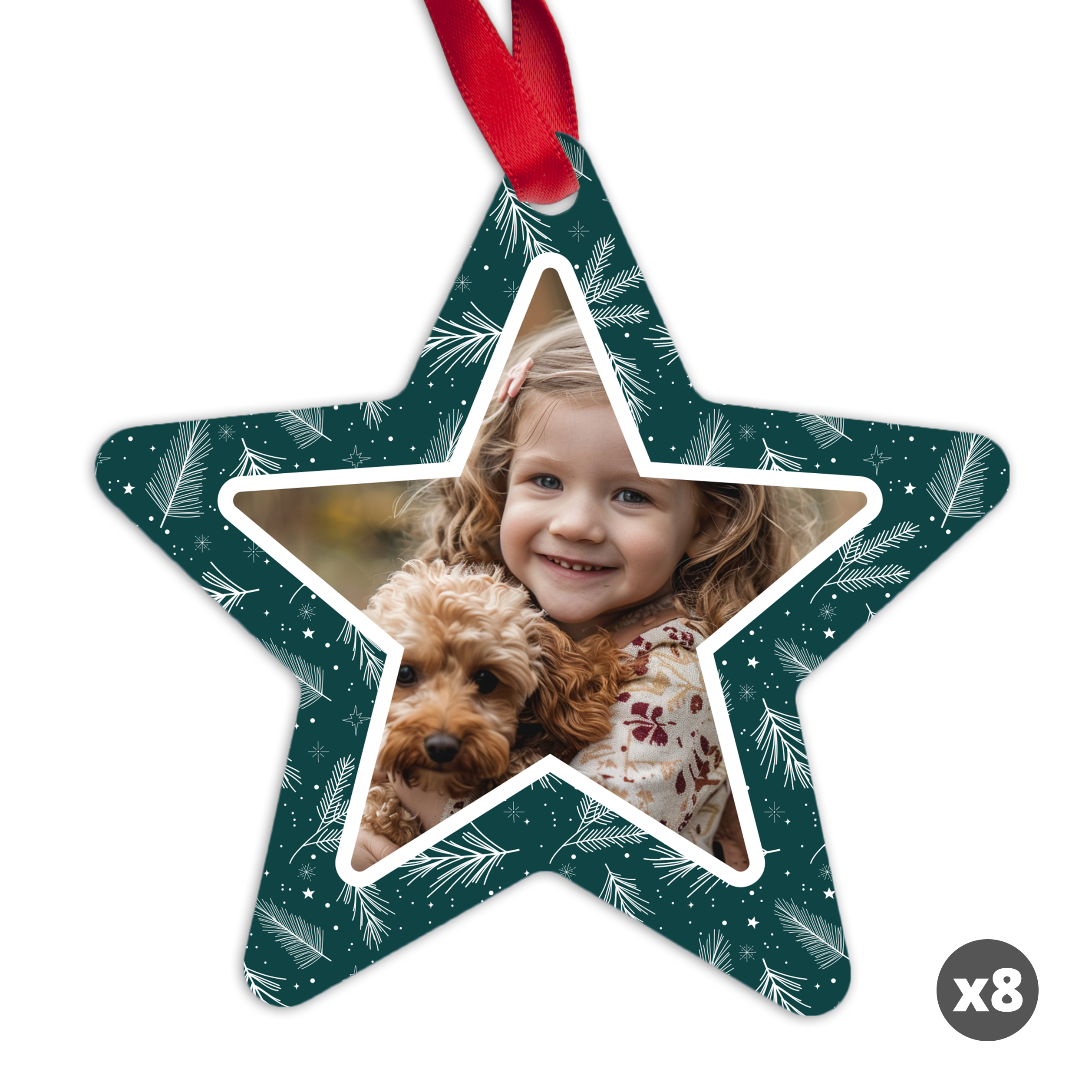 Adorno navideño de aluminio en forma de estrella verde con foto impresa de niña y cachorro, y un patrón de hojas y copos de nieve.