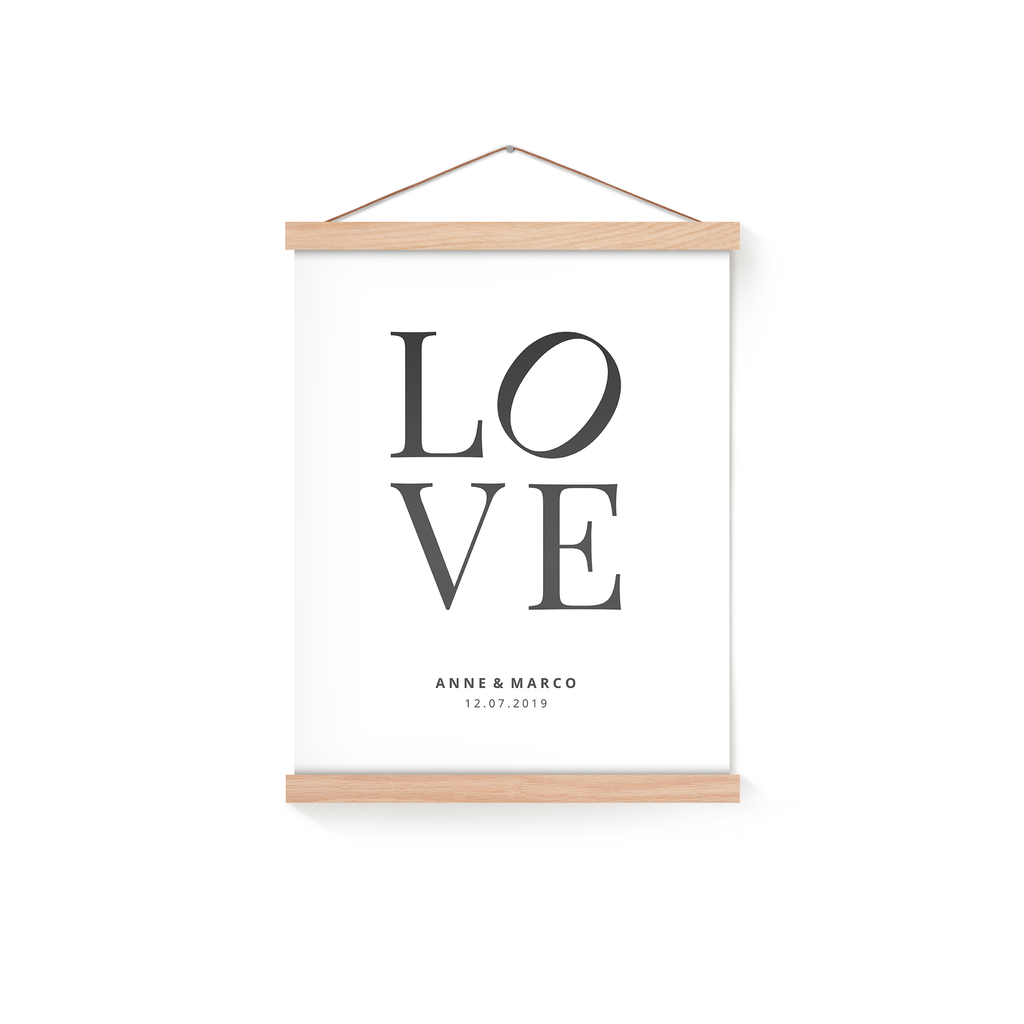 Fotoposter mit den Buchstaben LOVE, den Namen ANNE & MARCO und dem Datum 12.07.2019, gedruckt und in einer magnetischen Posterleiste aus Eichenholz. Verewige deine schönsten Momente mit einem Fotoposter mit magnetischer Posterleiste an der Wand.
