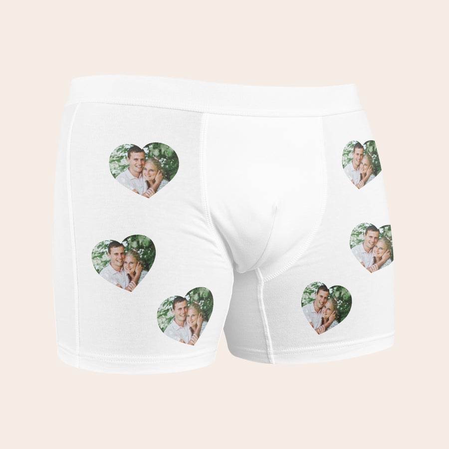 Boxerky s fotografií Bílé pánské boxerky s personalizovanou fotografií páru vytištěnou v motivech srdíček, originální romantický dárek