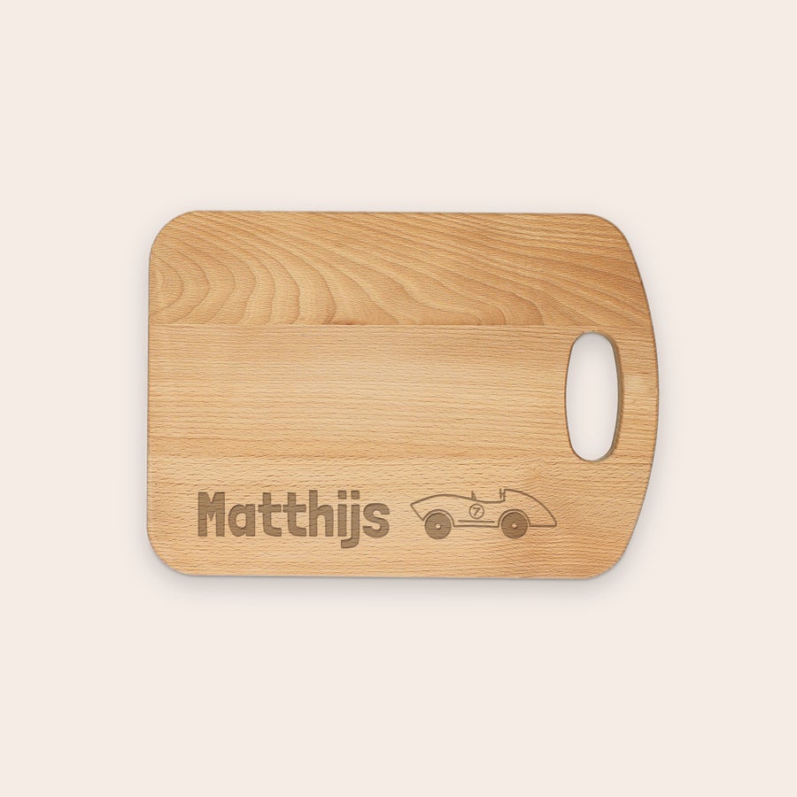 Broodplank graveren Houten broodplank met naam 'Matthijs' en racewagen, gegraveerd met een gepersonaliseerd design