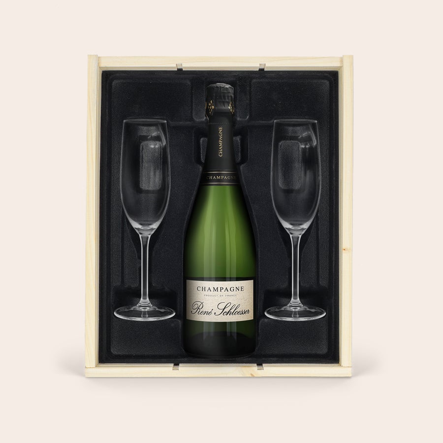 Set de regalo Rene Schloesser con copas Caja de madera para champán con una botella René Schloesser y dos copas, con tapa grabada personalizable.