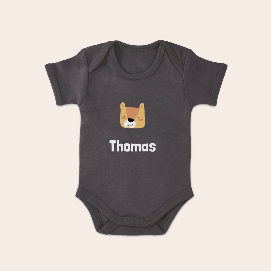 Macacão de Bebé Body cinzento personalizado com ilustração de cara de raposa e nome Thomas para surpreender os recém papás