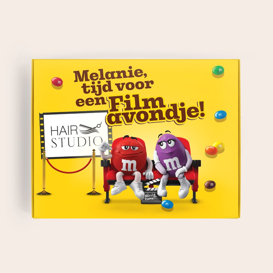 Gepersonaliseerde M&M's moviebox M&M's Film Giftbox bedrukken - Groot, gepersonaliseerd met naam Melanie en Hair Studio logo voor een filmavondje.