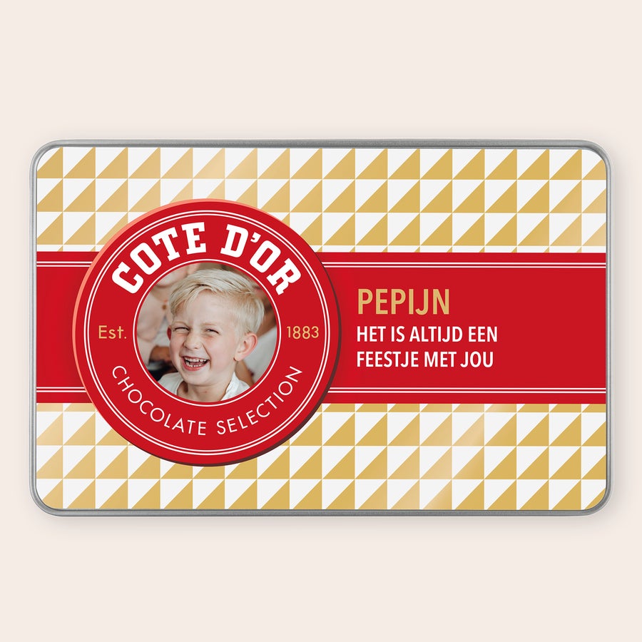 Cadeaublik gevuld met Côte d'Or Côte d’Or Vintage Chocolade Box met naam, gepersonaliseerd met foto van een lachende jongen en de tekst Pepijn Het is altijd een feestje met jou
