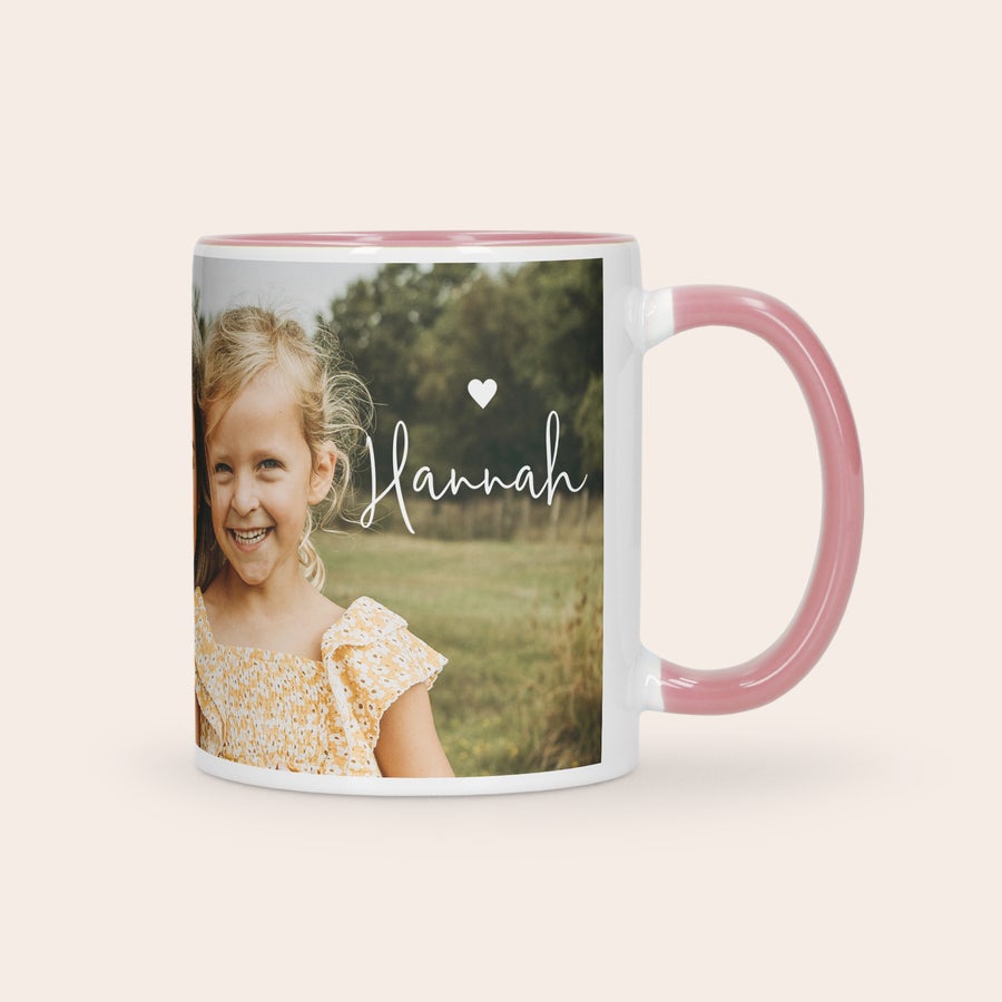 Foto Cană Cană colorată personalizată, cu fotografia unei fete blonde zâmbitoare și numele "Hannah" imprimat.