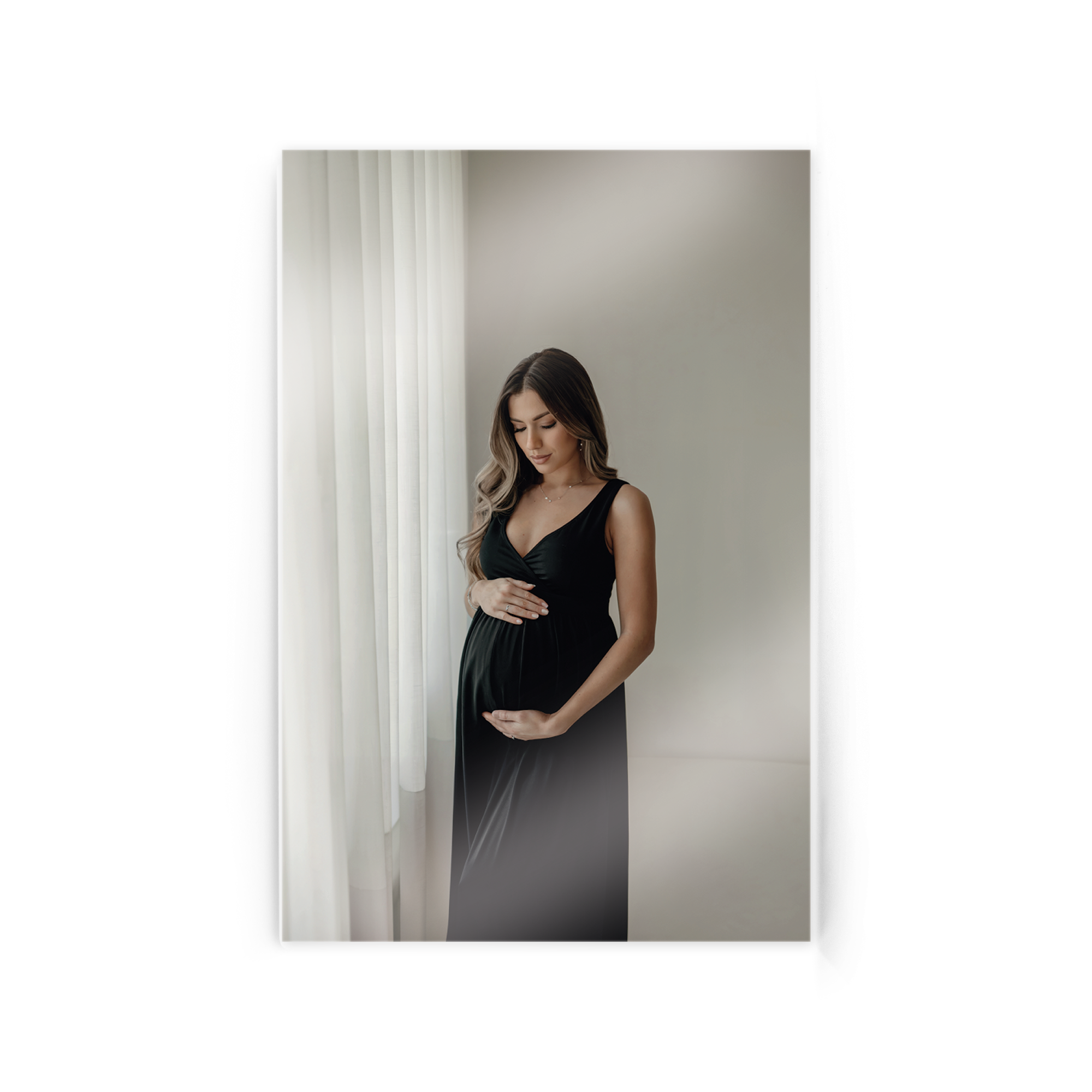 Una foto in acrilico mostra una donna incinta in abito nero, stampata su una piastra in acrilico personalizzabile con la tua foto
