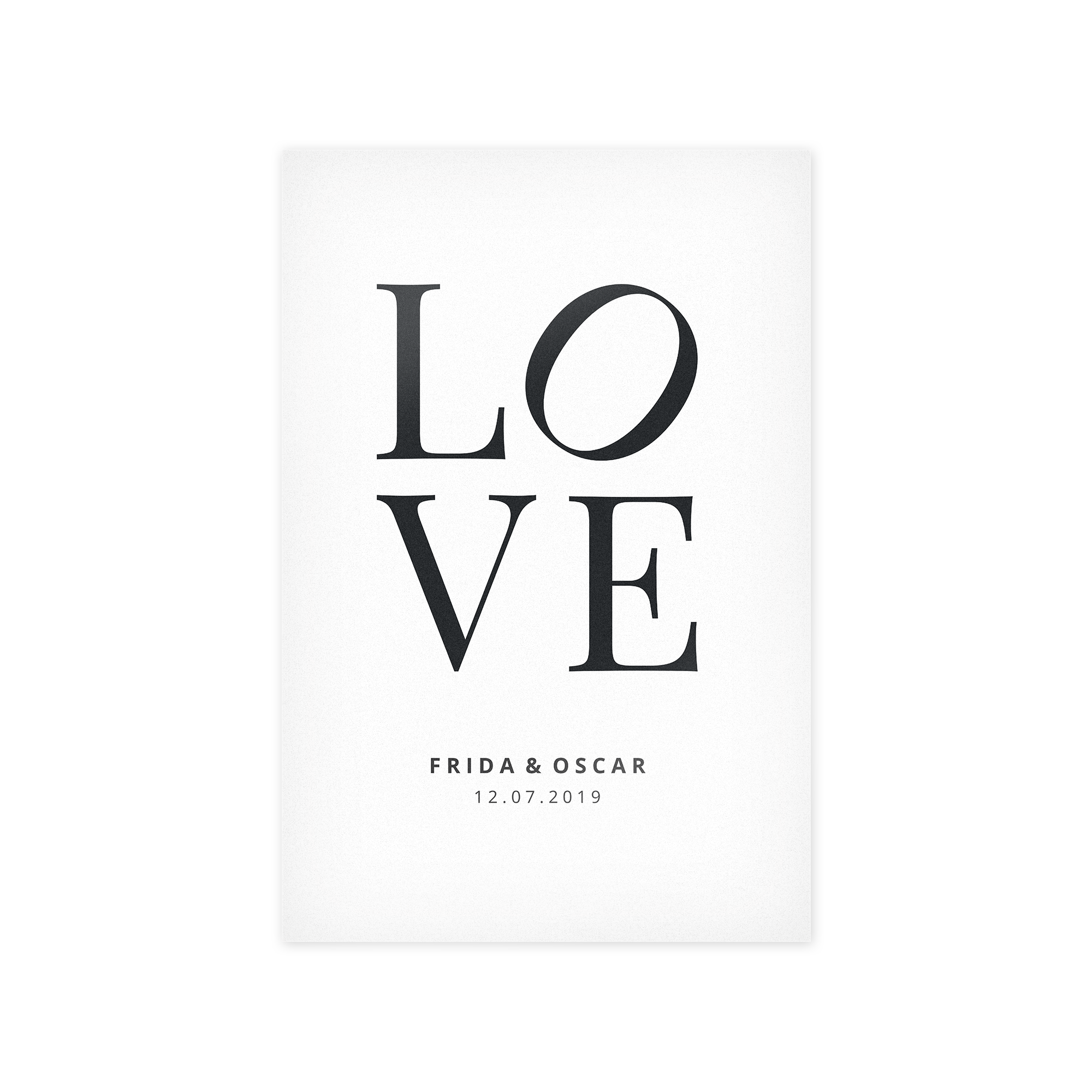 Et bilde på forex trykt med "LOVE" og personaliserte navnene Frida & Oscar og datoen 12.07.2019.