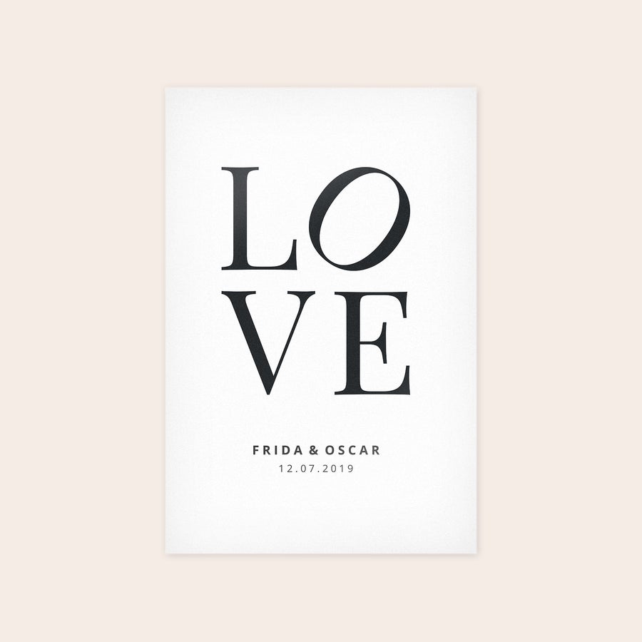 Foto på skumplate Et bilde på forex trykt med "LOVE" og personaliserte navnene Frida & Oscar og datoen 12.07.2019.