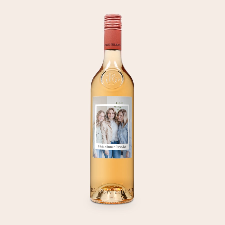 Vin med tryckt etikett - Ramon Bilbao Rosado Rosévin med personlig etikett tryckt med ett foto av tre kvinnor och texten Bästa vänner för evigt