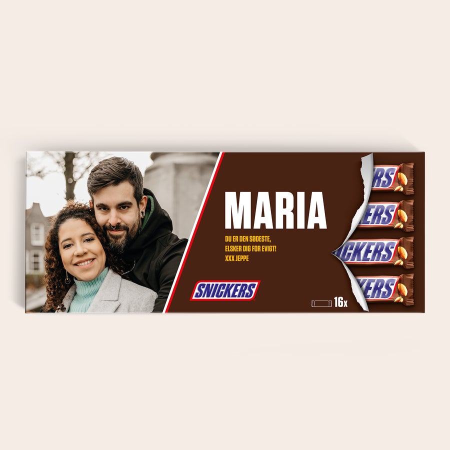 Mega Snickers Chokolade med navn og billede Denne personlige Mega Snickers er den største overraskelse. En Snickers-gaveæske printet med et billede af et par, navnet Maria og en kærlig besked.