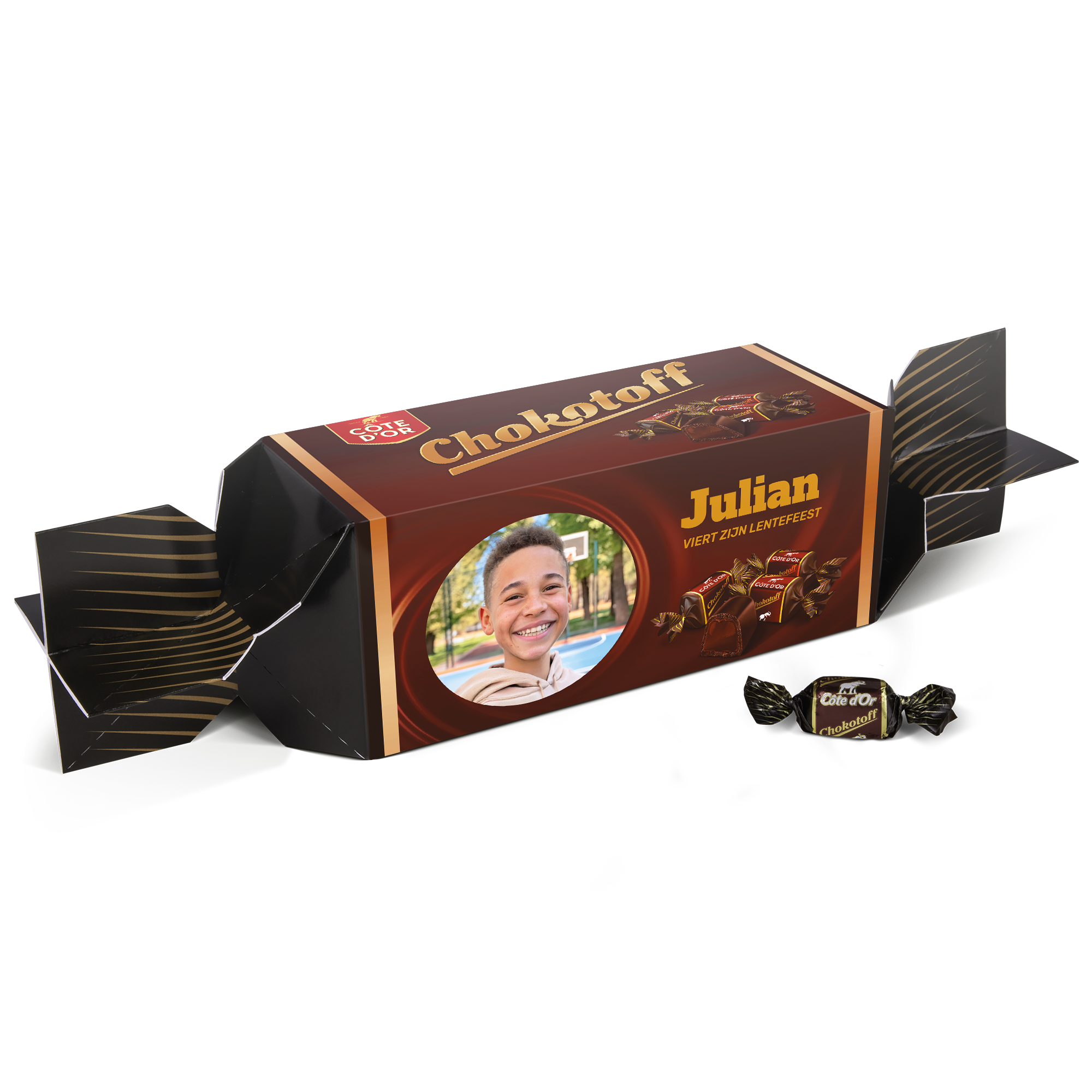 Een Mega Chokotoff met een persoonlijke foto van een lachende jongen en de naam Julian, bedrukt op de verpakking.