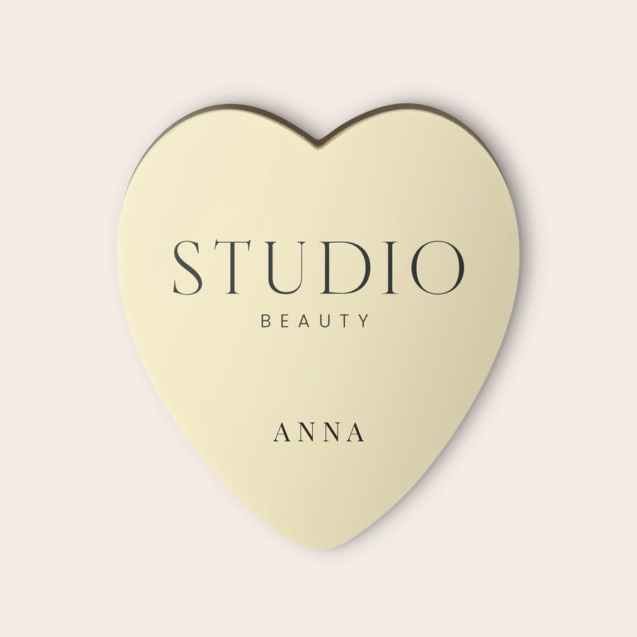 Personlig sjokoladehjerte Personlig sjokoladehjerte med trykt logo STUDIO BEAUTY og navnet ANNA