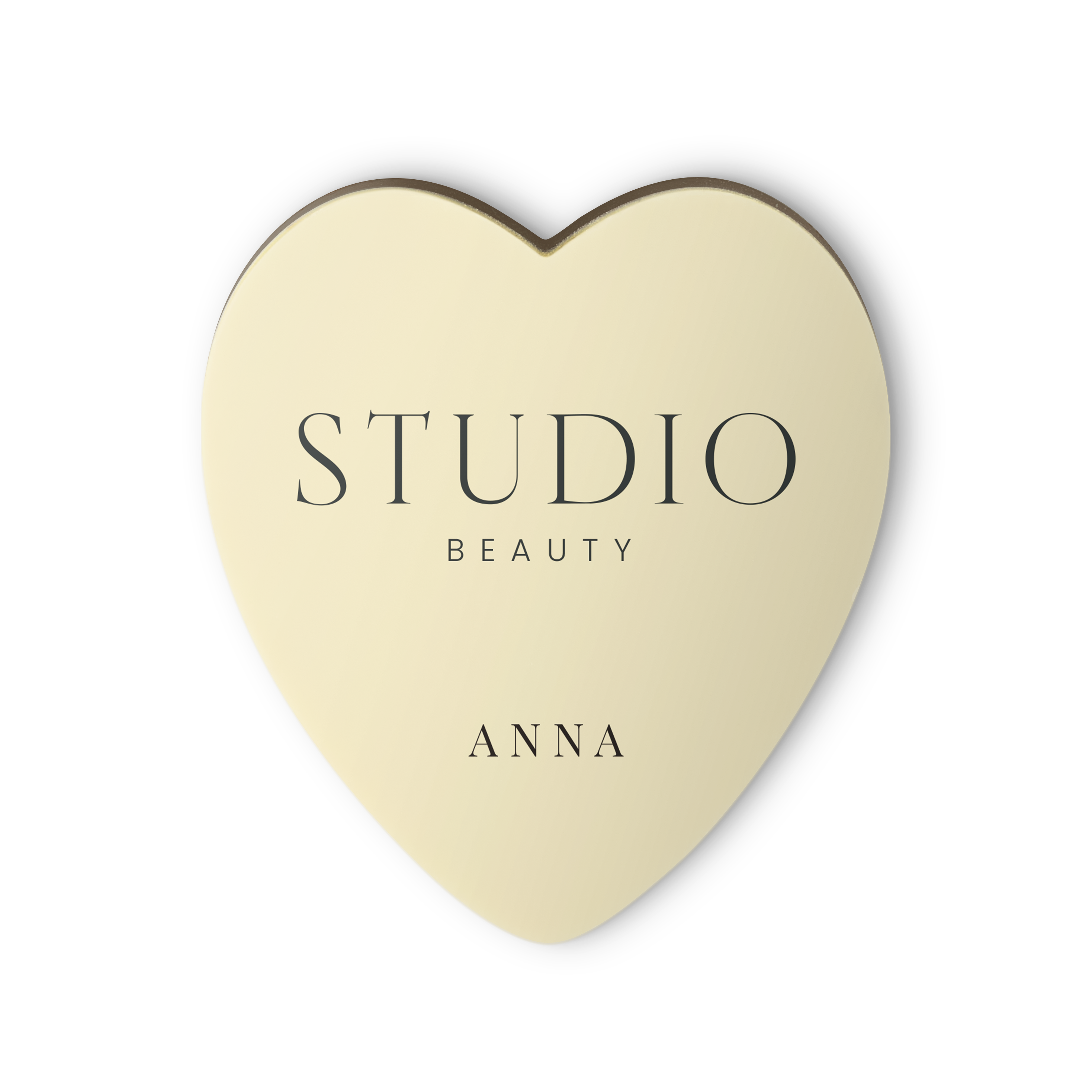 Helles Schokoladenherz mit Aufdruck "STUDIO BEAUTY ANNA". Eine personalisierte Schokolade schmeckt immer besonders gut!