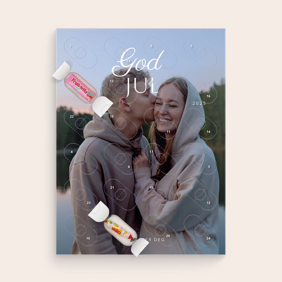 Personlige søtsaker Nedtellingskalender Personlig adventskalender for søtsaker med et par, trykt med God JUL og årstallet 2025.