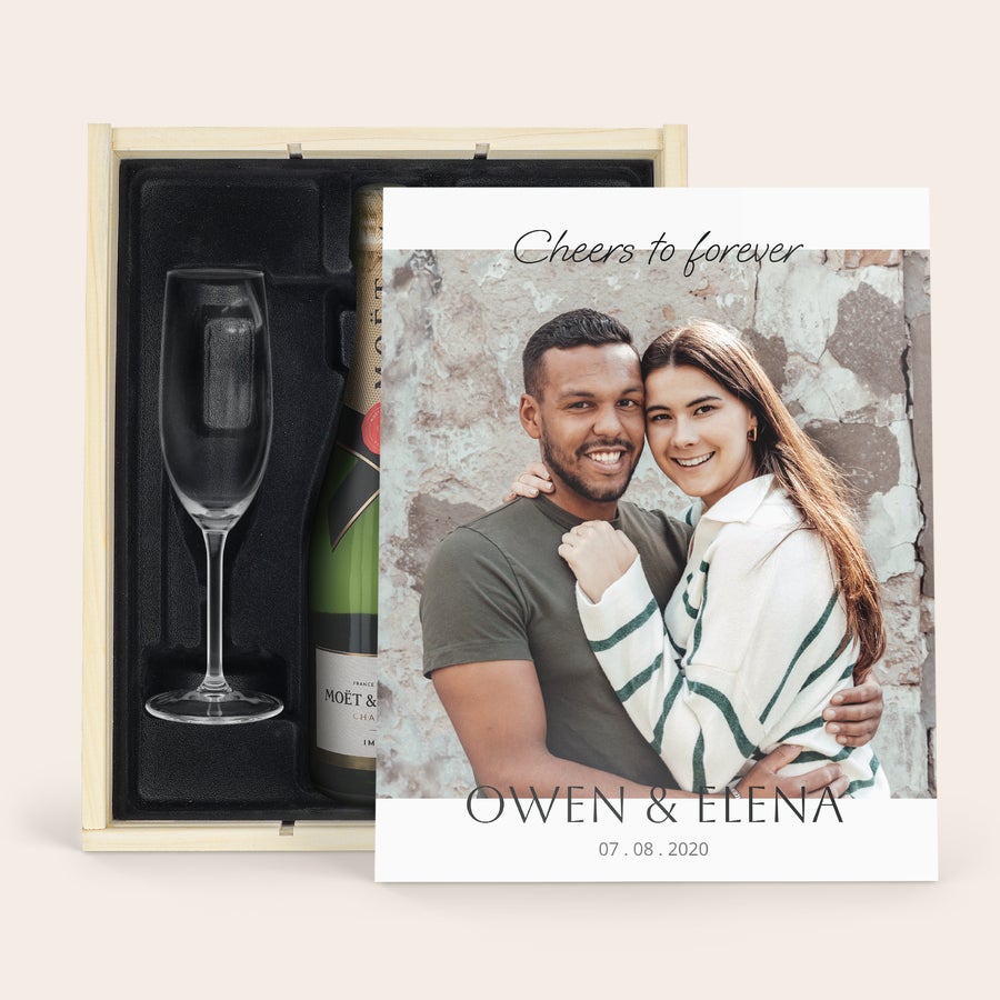 Set cadou personalizat Moet & Chandon cu pahare Set cadou șampanie Moet & Chandon cu pahar și cutie de lemn, capac personalizat cu fotografia unui cuplu, numele Owen & Elena și data 07.08.2020