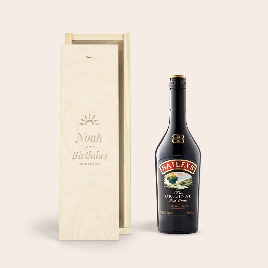 Personalizowaney likier Bailey's Original Irish Cream Personalizowany likier Baileys Irish Cream w grawerowanej drewnianej skrzynce z napisem Noah Happy Birthday Sunshine