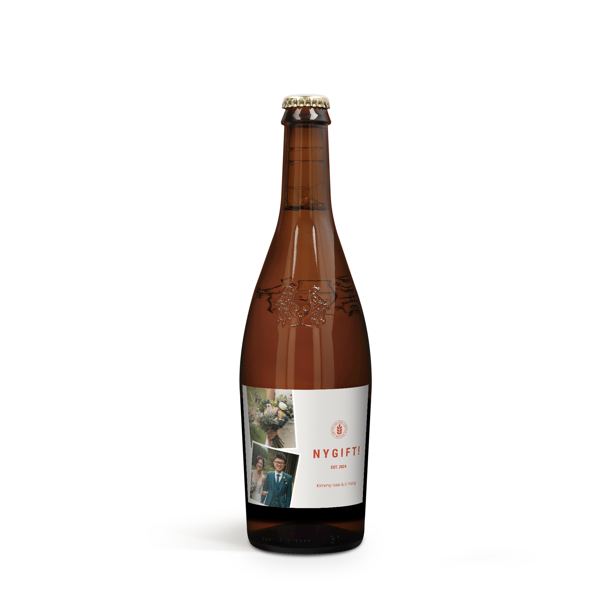 Duvel Moortgat øl med en personlig etikette, der viser to billeder og teksten "NYGIFT! EST. 2024 Kimmy-Lee & Li Yong". En særlig øl gave.